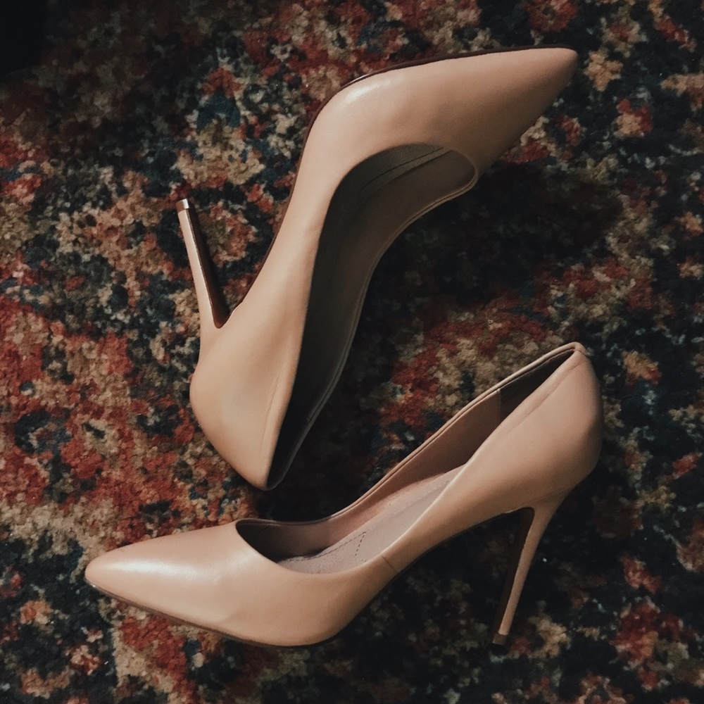 Charles by Charles David Maxx Pointy Toe Pump